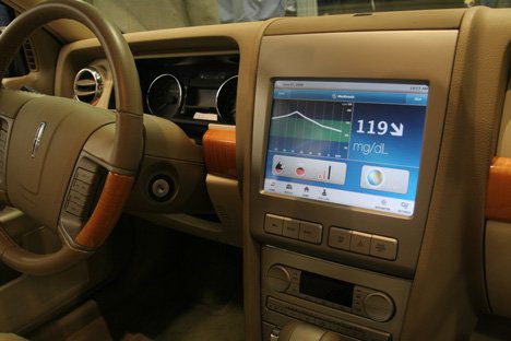 Carro Lincoln MKZ com monitor que recebe via bluetooth sinal de glicemia do monitor de glicose.