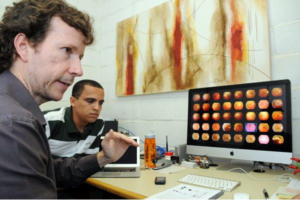  professor Anderson Rocha (direita) e o doutorando José Ramon Trindade Pires - evolução no diagnóstico da retinopatia. FONTE: Jornal da Unicamp